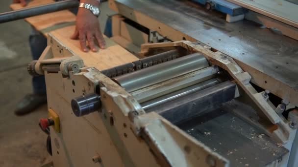 Carpintero trabajando en una máquina de carpintería. Rectificado y procesamiento de madera — Vídeos de Stock