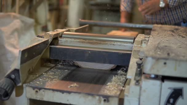 Ξυλουργό που εργαζόταν σε ένα μηχάνημα επεξεργασίας ξύλου. Λείανσης και επεξεργασίας ξύλου — Αρχείο Βίντεο