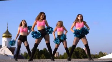 ponpon kızlarla amigo kız açık havada gökyüzü artalanları üzerinde dans