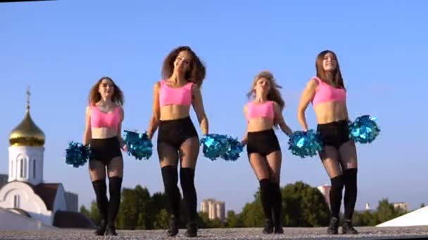 Cheerleader meisjes met pompoms dansen buitenshuis op sky backround — Stockvideo