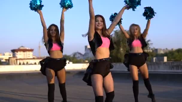 Cheerleader girls dancing on the roof at sunset — Stock Video