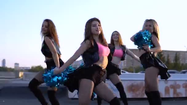 Cheerleader girls dancing on the roof at sunset — Stock Video