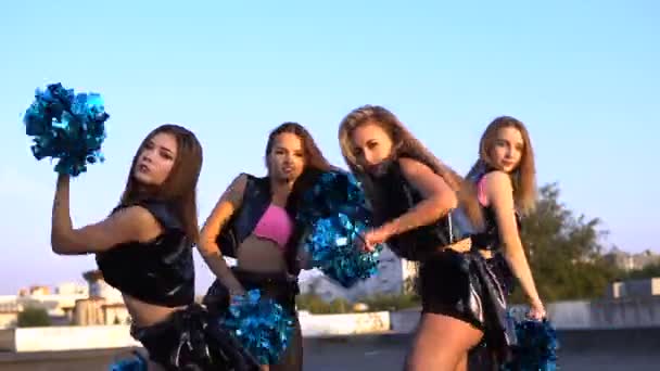 Cheerleader ragazze che ballano sul tetto al tramonto — Video Stock