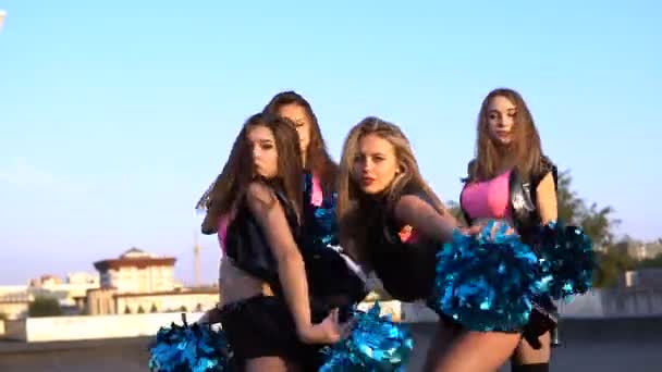 Cheerleaderka tancerki na dachu o zachodzie słońca — Wideo stockowe