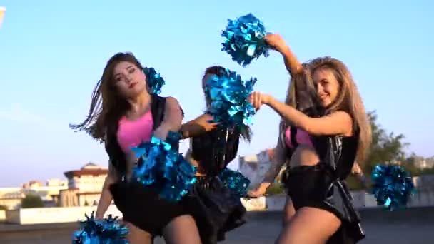 Cheerleader Mädchen Tanzen Bei Sonnenuntergang Auf Dem Dach Vor Der — Stockvideo