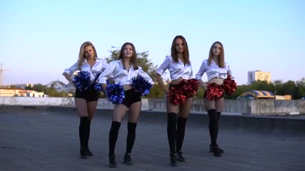 Cheerleader girls dancing on the roof at sunset — Stock Video