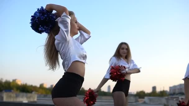 Roztleskávačka dívky tančí na střeše při západu slunce — Stock video