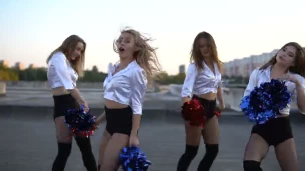 Cheerleader-Mädchen tanzen bei Sonnenuntergang auf dem Dach — Stockvideo