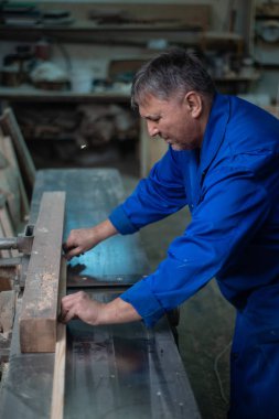 İş yerinde atölye, worshop bir ağaç işleme makinede işleme ahşap marangoz