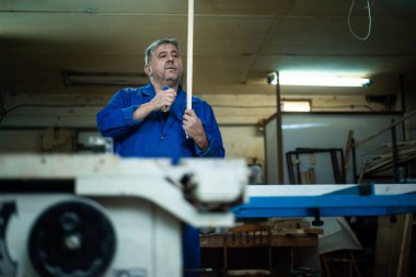 İş yerinde atölye, worshop bir ağaç işleme makinede işleme ahşap marangoz