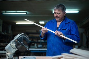 Marangoz atölyesini bir adam sonra işte ölçümleri yapar