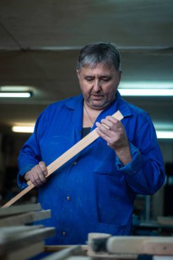 Marangoz atölyesini bir adam sonra işte ölçümleri yapar