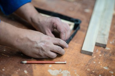Tutkal ve farklı araçlar ile atölyesinde marangozluk masada ahşap çerçeve montaj