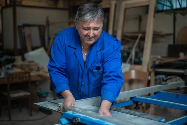 İş yerinde atölye, worshop bir ağaç işleme makinede işleme ahşap marangoz