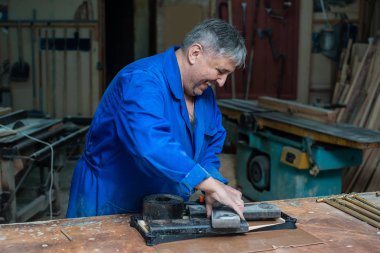 Tutkal ve farklı araçlar ile atölyesinde marangozluk masada ahşap çerçeve montaj