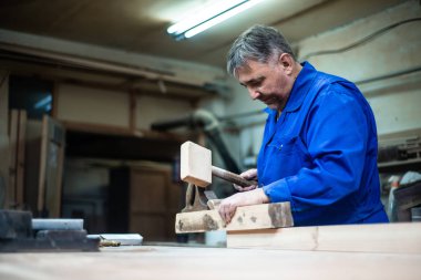 marangoz atölyesinde bir planer bir ağaç planya bir işçi çalışma