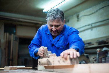 marangoz atölyesinde bir planer bir ağaç planya bir işçi çalışma