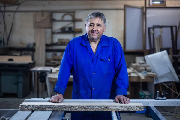 Mature Carpenter Approaches Camera Stands Confident Pose His Workshop — Stock Photo, Image