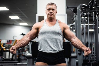 Jimnastik salonu kas kapalı gösteren büyük atletik erkek