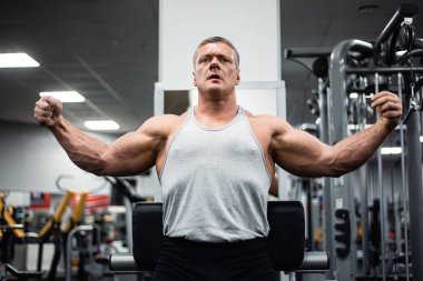 Jimnastik salonu kas kapalı gösteren büyük atletik erkek