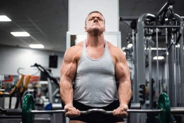 Jimnastik salonu kas kapalı gösteren büyük atletik erkek