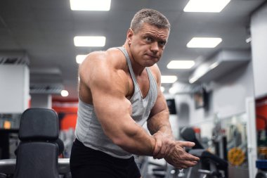 Jimnastik salonu kas kapalı gösteren büyük atletik erkek