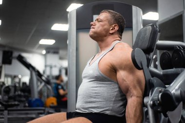 Spor salonunda büyük atletik adam trenler. Eğitim pazı
