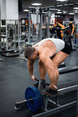 Adam atletik egzersiz jimnastik salonu. Eğitim, üzerinde bükme geri
