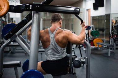 Büyük spor salonunda egzersiz kişi. Eğitim geri. Sağlık ve fitness kavramı