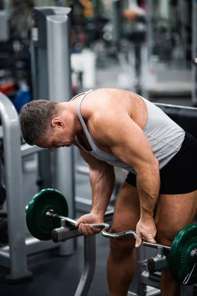 Velký Atletický Muž Vlaky Tělocvičně Školení Biceps Činka — Stock fotografie