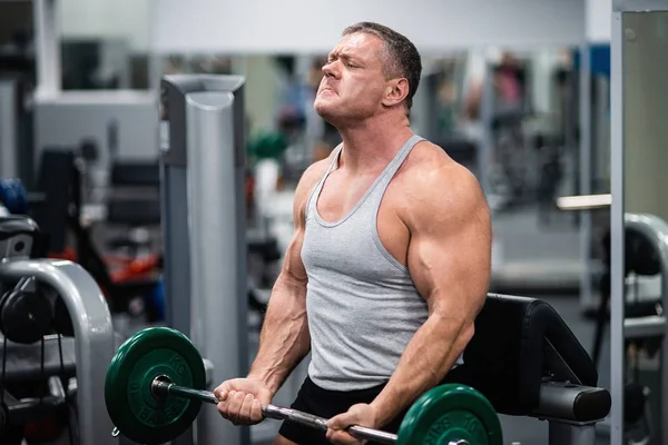 Velký Atletický Muž Vlaky Tělocvičně Školení Biceps Činka — Stock fotografie