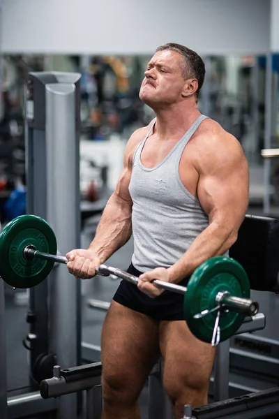Wielki Człowiek Athletic Pociągi Siłowni Biceps Trening Sztangą — Zdjęcie stockowe