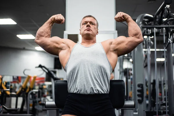 Hombre Atlético Grande Mostrando Sus Músculos Gimnasio — Foto de Stock