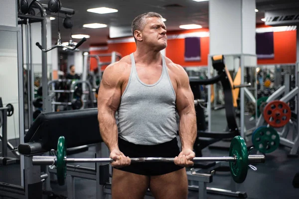 Velký Atletický Muž Vlaky Tělocvičně Školení Biceps Činka — Stock fotografie