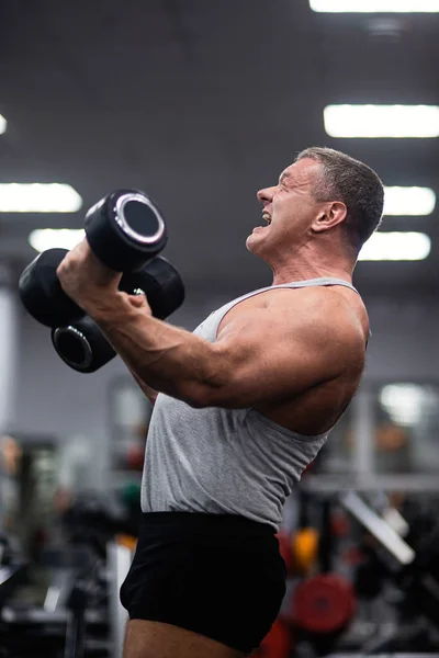 Velký Atletický Muž Vlaky Tělocvičně Školení Biceps Činkami — Stock fotografie