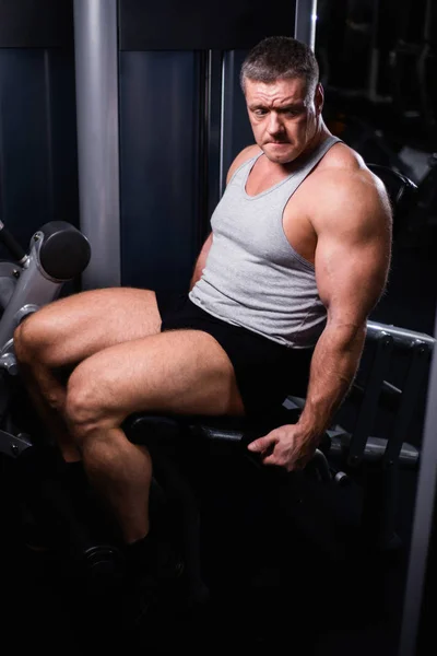 Grande Homem Musculoso Treina Pernas Ginásio Conceito Saúde Fitness — Fotografia de Stock