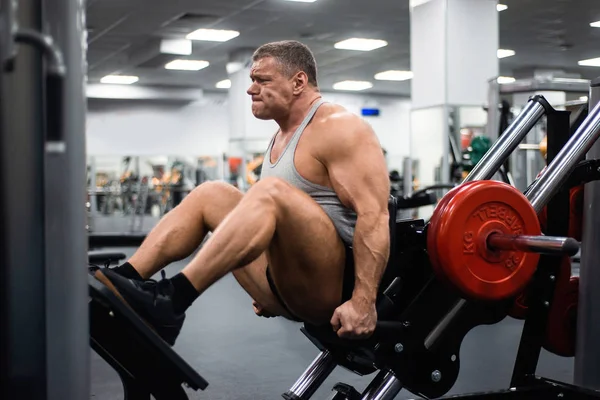 Gros Musclé Entraîne Les Jambes Gymnase Concept Santé Fitness — Photo