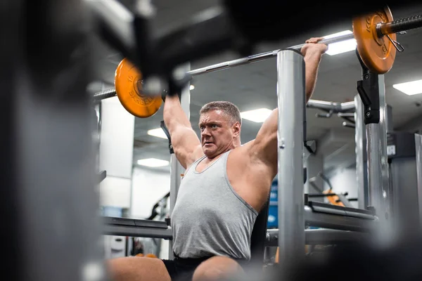 Grande Homem Musculoso Treina Ombros Com Sino Ginásio Conceito Saúde — Fotografia de Stock