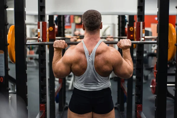 Nagy Izmos Ember Vonatok Vállát Egy Súlyzó Edzőteremben Egészség Fitness — Stock Fotó