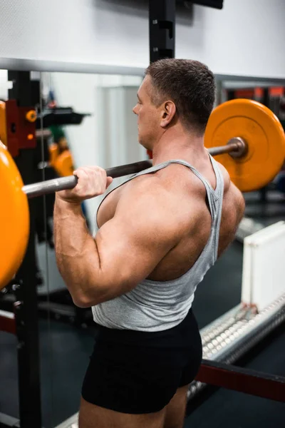 Grande Homem Musculoso Treina Ombros Com Sino Ginásio Conceito Saúde — Fotografia de Stock