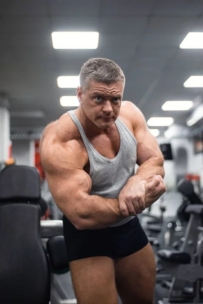 Hombre Atlético Grande Mostrando Sus Músculos Gimnasio —  Fotos de Stock