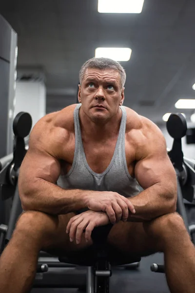 Gran Atleta Entrena Gimnasio Descanso Después Del Ejercicio —  Fotos de Stock