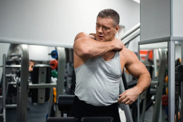 Spor salonunda büyük atletik adam trenler. Egzersiz sonrası dinlenme