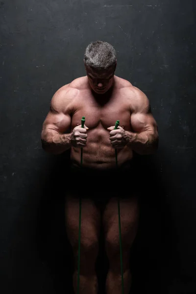 Grande Homem Poderoso Treina Seus Músculos Estúdio Sem Camisa Uma — Fotografia de Stock