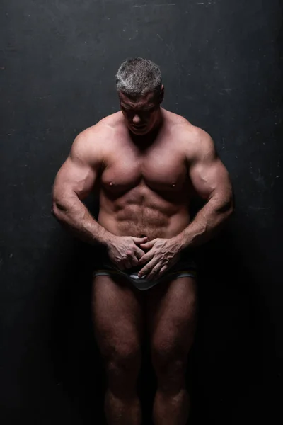 Duży Człowiek Potężny Pokazuje Jego Mięśnie Studio Bez Koszuli Ścianie — Zdjęcie stockowe