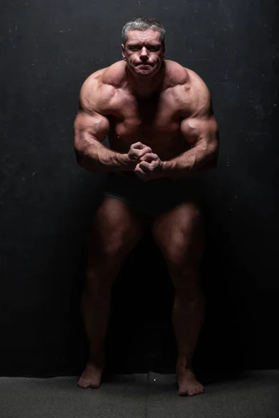 Gran Hombre Poderoso Mostrando Sus Músculos Estudio Sin Camisa Pared —  Fotos de Stock