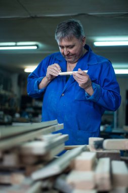 Marangoz atölyesini bir adam sonra işte ölçümleri yapar