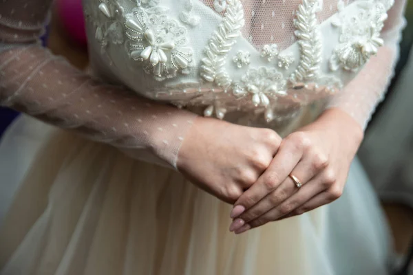 Panna Młoda Białej Sukni Składany Jej Ręce Przed Duży Plan — Zdjęcie stockowe