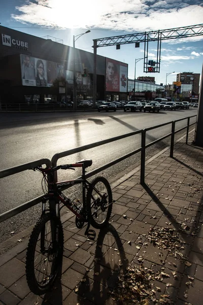 俄罗斯托利亚蒂 体育自行车停在道路附近的商务中心 在沥青上留下 — 图库照片