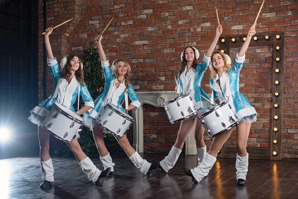 Russische Christmas Snow Maiden Tekens Rockband Spelen Trommel Studio — Stockfoto